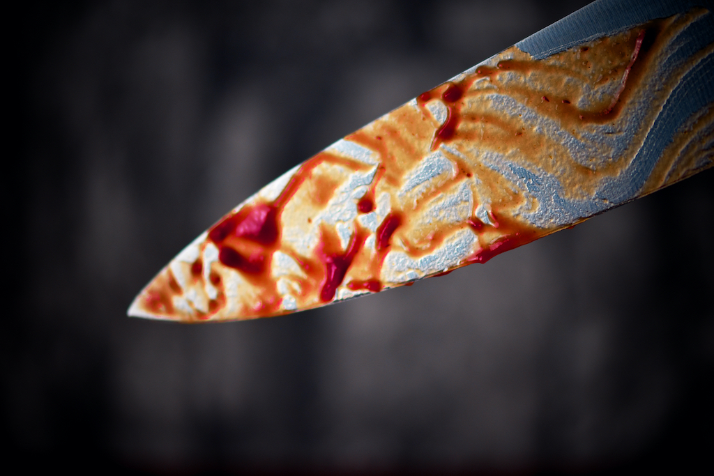 blutbeflecktes Messer